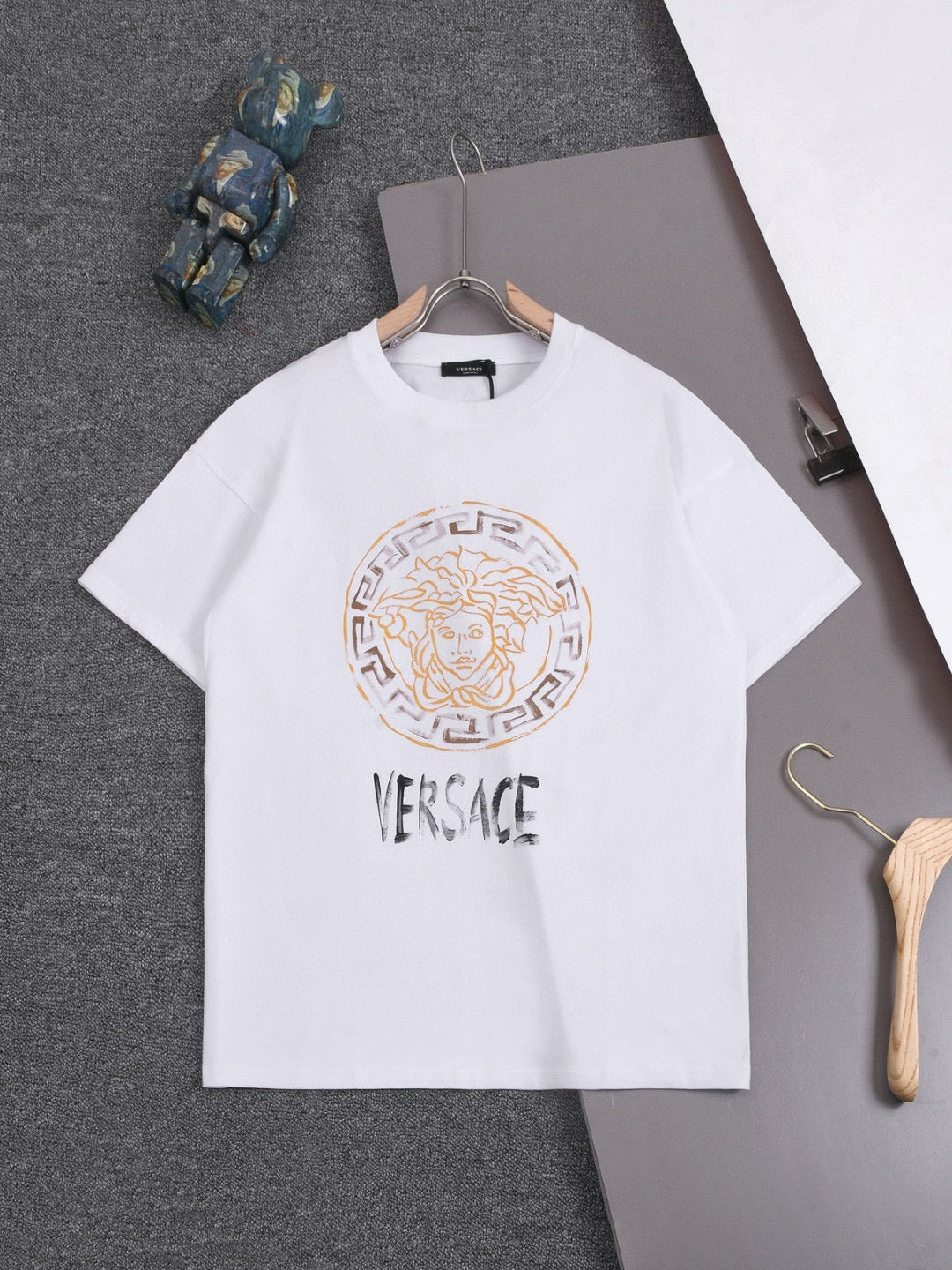 Camiseta con estampado metálico